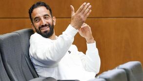 Com Bruno Fernandes adiantado e sem Dalot: Carragher desenha onze de Amorim no Man. United