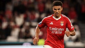 Debaixo de chuva e com o apoio de alguns adeptos: a partida do Benfica para a Alemanha