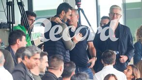 Presente e futuro do Man. City em Alcochete: o abraço de Txiki Begiristain e Hugo Viana 