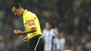 Cabeças de porco, pénis de borracha e um galo vivo: os insólitos motivos que já levaram à interrupção de jogos