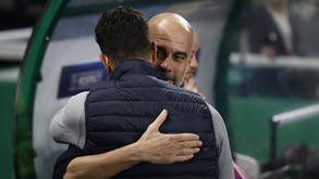O cumprimento entre Rúben Amorim e Guardiola momentos antes do Sporting-Man. City