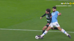 Gyökeres não desperdiçou no frente a frente com Ederson e aumentou assim a vantagem do Sporting
