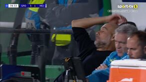 Deixou-se cair na cadeira e levou a mão à testa: o desespero de Guardiola com mais um penálti para o Sporting