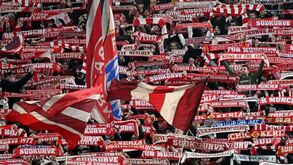 Ultras do Bayern pararam de cantar no jogo com o Benfica após adepto sofrer paragem cardiorrespiratória