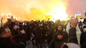 UEFA condena violência em Amesterdão e admite atuar disciplinarmente