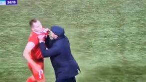 Momento surreal em Itália: jogador é expulso e treinador agarra-o pelos 'colarinhos'