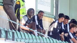 Espectadores de luxo no jogo dos sub-23 do Sporting: Quenda acompanhado por Essugo e um futuro treinador adjunto