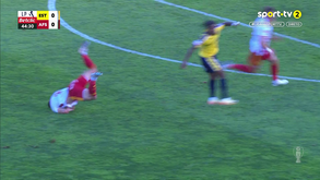 Arrepiante: o momento em que Kiki Afonso perdeu os sentidos após choque com jogador do Estoril