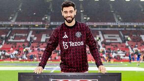 Bruno Fernandes homenageado antes do jogo com o Leicester 