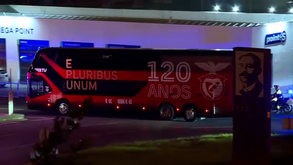 Grande euforia dos adeptos no momento da chegada do autocarro do Benfica ao Estádio da Luz