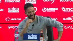 Momento insólito na conferência com Amorim às gargalhadas: «Está a dar o hino do FC Porto. Foi golo do FC Porto?»