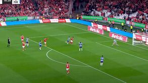 Lance polémico: Pavlidis marcou... mas o árbitro já tinha assinalado falta a favor do Benfica