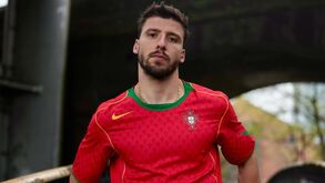 Nike reedita camisola de Portugal do Euro'2004 com Rúben Dias a servir de modelo