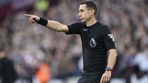 Árbitro da Premier League suspenso por insultar Liverpool e Klopp: «É uma m...»