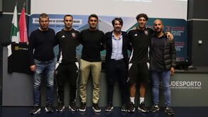 Jogadores e treinador do Casa Pia na faculdade a falar sobre futebol