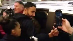 Amorim com estatuto de estrela em Manchester: técnico saiu para jantar 'engolidos' por adeptos