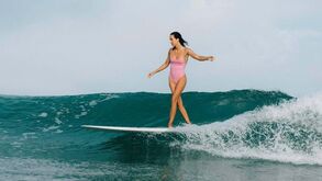 Ex-campeã francesa de longboard em estado grave após ser atingida por estilhaço de metal na cabeça