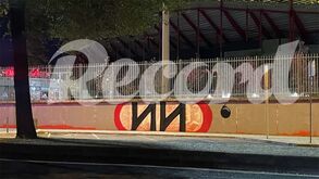 Pintura dos Diabos Vermelhos 'apagada' com inscrição dos No Name Boys