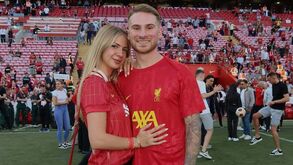 Ex-namorada de craque do Liverpool quer ser indemnizada pelo tempo que viveu com ele em Inglaterra