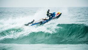 Campeões mundiais e olímpicos em campo de treinos nas ondas gigantes da Nazaré 