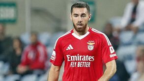 Kökçü elogia Arne Slot enquanto é alvo do Liverpool: «É como um pai, é o melhor treinador do Mundo»