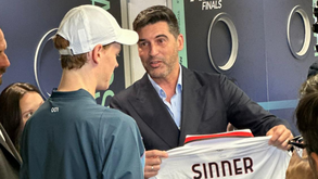 Paulo Fonseca surpreende Sinner com camisola do AC Milan: «Agora espero vê-lo no Milanelo»