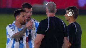 Messi de cabeça perdida no Paraguai-Argentina: craque até levantou o dedo na cara do árbitro
