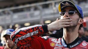 Bagnaia vence corrida sprint em Barcelona e título do Mundial de MotoGP será decidido amanhã