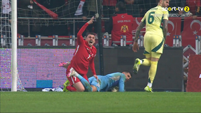 Susto com Aktürkoglu no Turquia-País de Gales: jogador do Benfica foi pisado