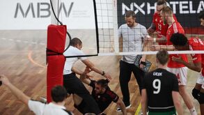 Insólito no Benfica-Sporting: Banderó deu cotovelada involuntária em Ivo Casas e deixou o colega mal tratado