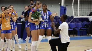 Jogadora de voleibol do FC Porto pedida em casamento no Dragão Arena no final de jogo: veja as imagens