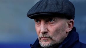 Swindon Town vive mau momento e treinador surpreende: «Há um cemitério aqui perto...»