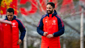 Muito interventivo e sempre sorridente: as imagens do primeiro treino de Amorim no Man. United