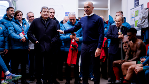 Roberto Martínez e jogadores prestaram homenagem a Fernando Gomes no final do Croácia-Portugal