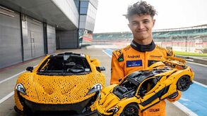 Lando Norris dá uma volta em Silverstone ao volante de um McLaren construído em LEGO