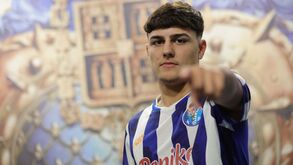 Médio de 16 anos assina contrato profissional com o FC Porto
