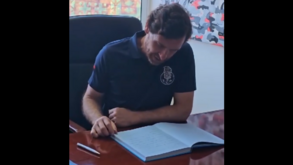 Villas-Boas assina livro de honra da Casa do FC Porto de Luanda: «É um orgulho»