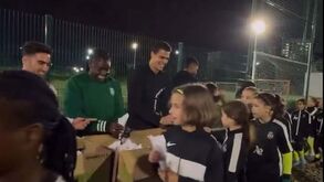 Muitos sorrisos e... castanhas: Sporting organiza magusto e surpreende jovens da formação com visita especial
