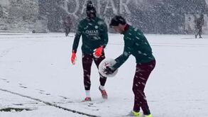 Bola de... Neves: internacional português não resistiu à brincadeira em treino gélido do PSG