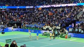  Jannik Sinner em campo, animação garantida nas bancadas: das perucas laranjas aos fatos de cenoura 