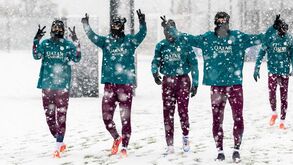 Vitinha com flocos de neve no cabelo e Gonçalo Ramos quase irreconhecível: o manto branco que cobriu o treino do PSG