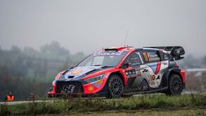 Problema mecânico atrasa Thierry Neuville na luta pelo título mundial