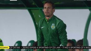 Impaciente, João Pereira ia levantar-se logo aos 7 minutos... mas travou a meio e voltou para trás