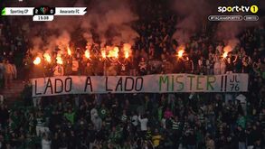 «Lado a lado, míster»: a tarja de apoio a João Pereira em Alvalade com tochas à mistura