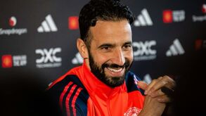 Do olhar ao sorriso, do queixo aos sinais de alerta: especialista em linguagem corporal 'lê' Amorim e conta tudo