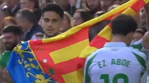 Jogadores do Betis marcam e celebram a erguer bandeira da Comunidade Valenciana