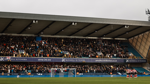 Jogo entre Millwall e Sunderland suspenso após adepto ser assistido na bancada