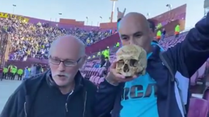 Adepto do Racing assiste jogo com crânio que diz ser do avô  