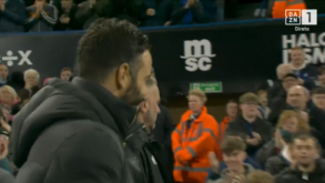 O momento em que Ruben Amorim foi aplaudido por adeptos do Ipswich à medida que caminhava para o banco