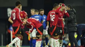 Problema no alarme de incêndio desliga VAR no Ipswich-Manchester United
